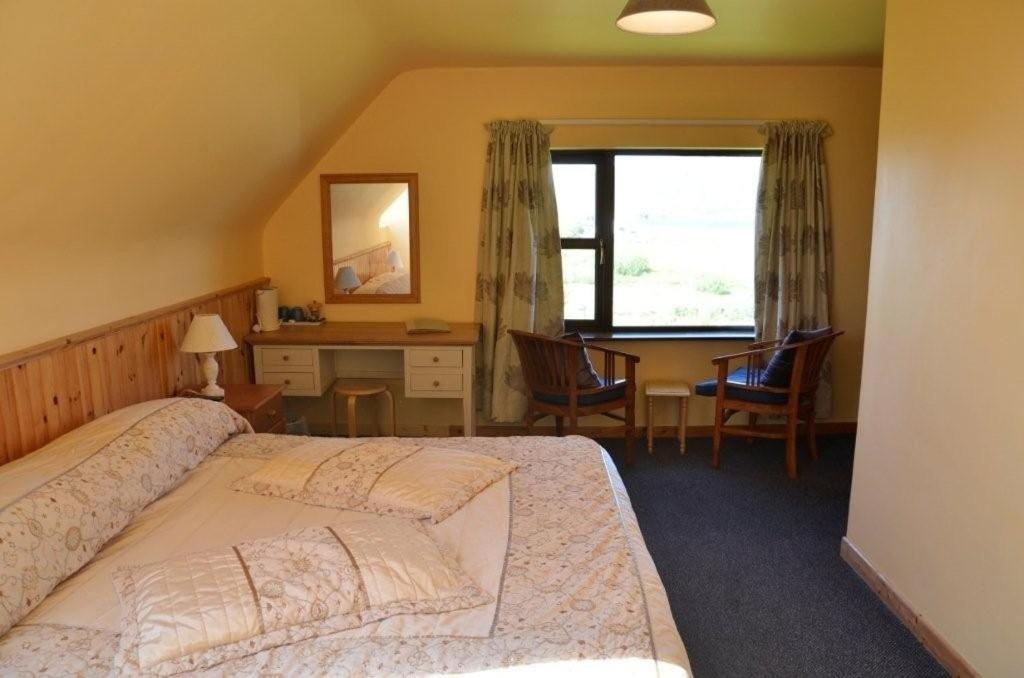 Decourcey'S Hazelbrook Farmhouse B&B Cleggan Habitación foto